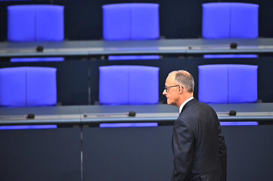 Der designierte Bundeskanzler Friedrich Merz (CDU) geht vor dem ersten Wahlgang der Kanzlerwahl durch den Plenarsaal.