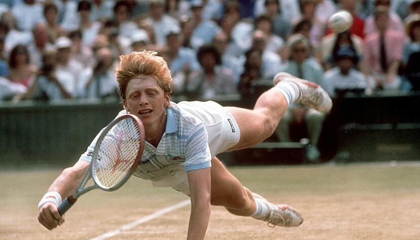 Der 17-jährige Boris Becker hechtet zu einem Ball und gewinnt später erstmals Wimbledon.