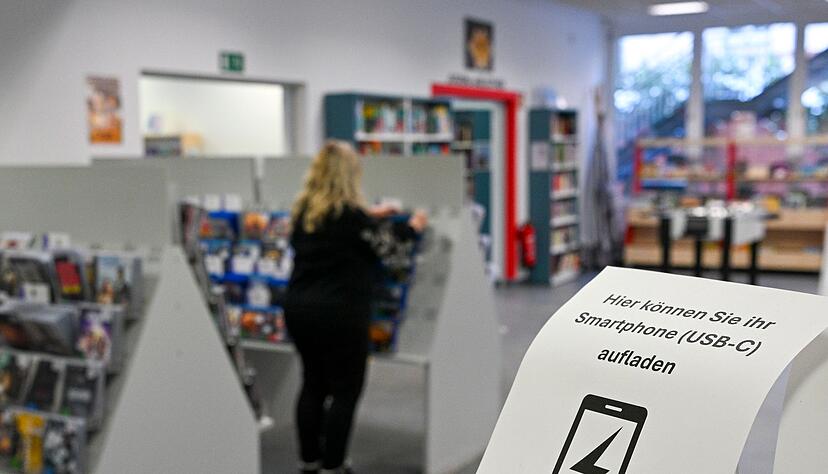 Die Gottfried-Benn-Bibliothek bietet Menschen im Gebiet ohne Strom die M&ouml;glichkeit, Smartphones zu laden und bietet auch Tee an.