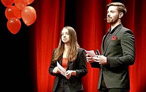 Die Moderatoren Celine Lauer und Robin Müller führen souverän durch die erste Veranstaltung. Weitere sollen folgen. Die Moderatoren Celine Lauer und Robin Müller führen souverän durch die erste Veranstaltung. Weitere sollen folgen.