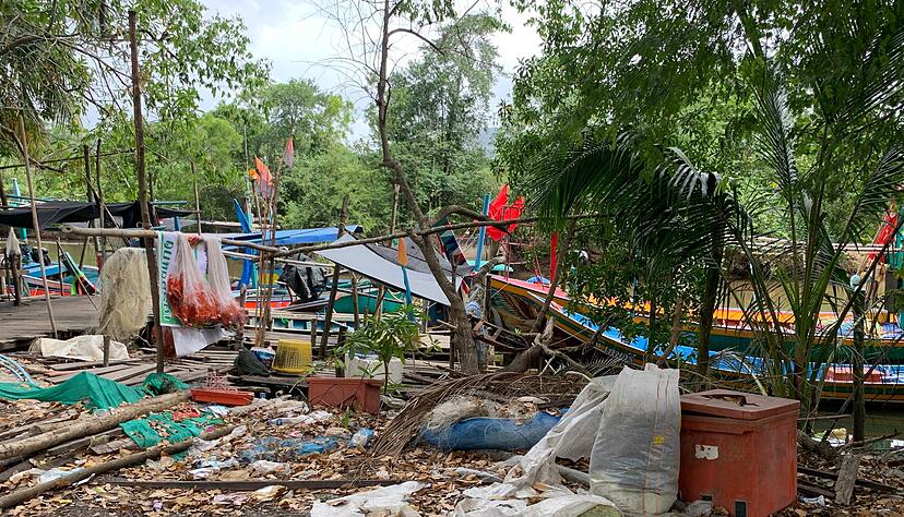 Nicht weit von den Luxusresorts findet sich h&auml;ufig M&uuml;ll mitten in der Landschaft.