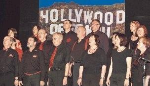 Mit Film- und Fernsehmeldodien begeisterte der Chor Da Capo das Publikum in der Saline in Offenau - auch wenn Hollywood im Hintergrund stand. Foto: Stefanie Pfäffle Mit Film- und Fernsehmeldodien begeisterte der Chor Da Capo das Publikum in der Saline in Offenau - auch wenn Hollywood im Hintergrund stand. Foto: Stefanie Pfäffle
