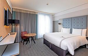 Die umgestalteten Zimmer sind funktional und modern eingerichtet. Das Premier-Plus-Zimmer ist 23 Quadratmeter groß.