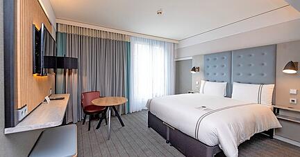 Die umgestalteten Zimmer sind funktional und modern eingerichtet. Das Premier-Plus-Zimmer ist 23 Quadratmeter groß.