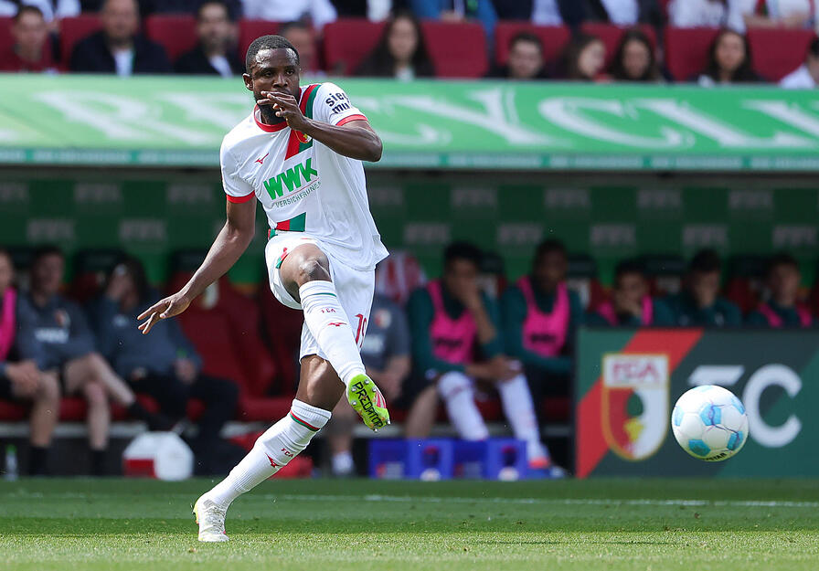 Vom FC Brentford an den FC Augsburg ausgeliehen, machte Frank Onyeka in der Bundesliga auf sich aufmerksam. Nun soll der VfB Stuttgart interessiert sein.