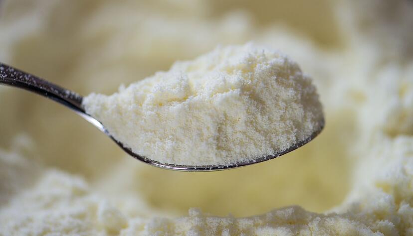 Ein L&ouml;ffel mit Baby-Milchpulver. (ILLUSTRATION)
