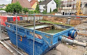 Das Wasser wird aus der Grube gepumpt und in einem Container gefiltert, bevor es in die Kanalisation geleitet wird.