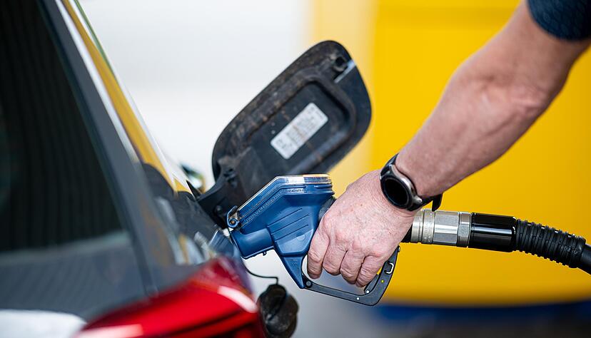 Was kommt rein ins Auto? Ab Mitte April dürfen Tankstellen erdölfreien Diesel, wie er durch das Modellprojekt im Kreis gewonnen wird, für alle anbieten.
Foto: dpa Was kommt rein ins Auto? Ab Mitte April dürfen Tankstellen erdölfreien Diesel, wie er durch das Modellprojekt im Kreis gewonnen wird, für alle anbieten.
Foto: dpa