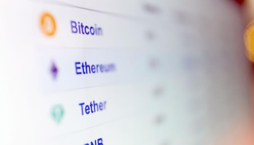 Der Festgenommene soll Menschen überzeugt haben, ihr Geld in Kryptowährungen anzulegen. Die Gelder sollen die Betrüger dann ins Ausland transferiert haben. (Symbolbild) Der Festgenommene soll Menschen überzeugt haben, ihr Geld in Kryptowährungen anzulegen. Die Gelder sollen die Betrüger dann ins Ausland transferiert haben. (Symbolbild)