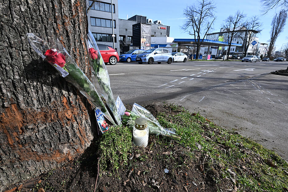 Blumen liegen an der Unfallstelle nach einem mutmaßlichen Autorennen mit zwei Toten in Ludwigsburg.