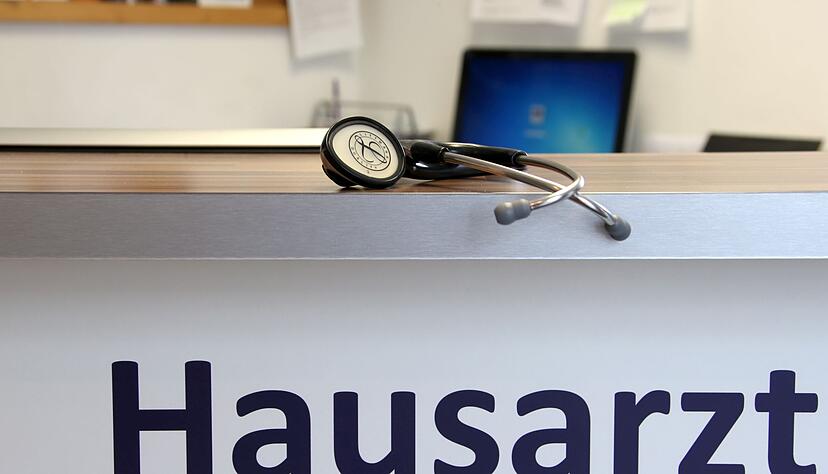 Die Hausärzte wollen, dass die Krankenkassen den Rotstift bei sich selbst ansetzen. (Archivbild) Die Hausärzte wollen, dass die Krankenkassen den Rotstift bei sich selbst ansetzen. (Archivbild)