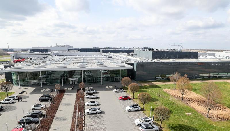 Blick auf das Porsche Werk Leipzig. Der Autobauer Porsche erweitert sein Leipziger Werk um eine Achsenfertigung f&uuml;r den Elektro-Macan.