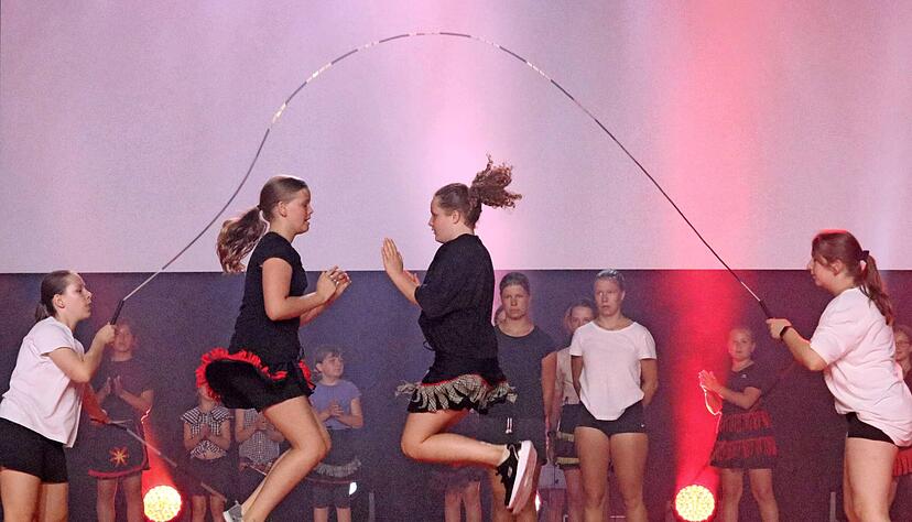 Luftspr&uuml;nge: Die Lokalmatadoren vom TSV K&uuml;nzelsau ziehen bei der Turni-Gala eine mitrei&szlig;ende Western-Show im Seilspringen ab. Mehr als 1000 Besucher verfolgen die Vorf&uuml;hrungen mit.