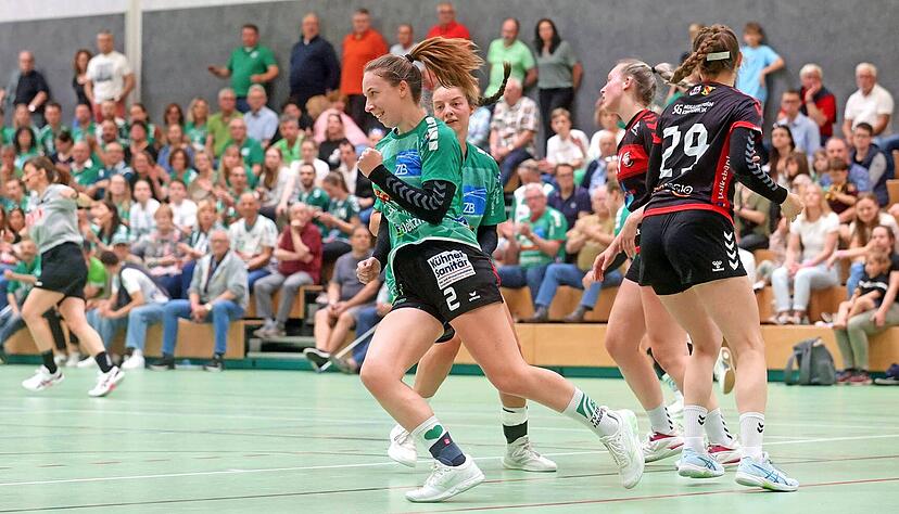 Luisa Riek und der TV Flein hatten allen Grund zum Jubeln. Beim 32:11 gegen die SG Muggensturm/Kuppenheim ging es bereits zur Halbzeit nur noch darum, wie komfortabel die Ausgangssituation für das Rückspiel am Sonntag sein würde. Luisa Riek und der TV Flein hatten allen Grund zum Jubeln. Beim 32:11 gegen die SG Muggensturm/Kuppenheim ging es bereits zur Halbzeit nur noch darum, wie komfortabel die Ausgangssituation für das Rückspiel am Sonntag sein würde.