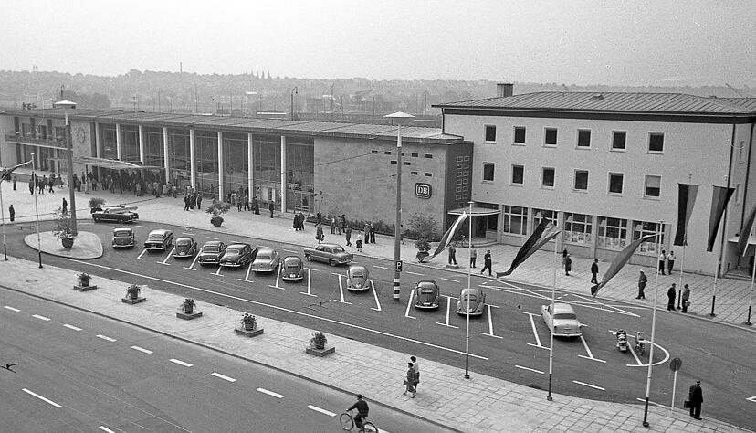 Der im Krieg zerstörte Heilbronner Bahnhof ist im Jahr 1958 wieder aufgebaut. Foto: Archiv/Eisenmenger