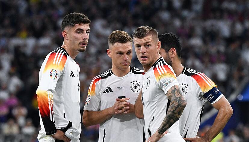 Deutschlands Kai Havertz (l-r), Joshua Kimmich, Toni Kroos und Ilkay Gündogan stehen zusammen. Deutschlands Kai Havertz (l-r), Joshua Kimmich, Toni Kroos und Ilkay Gündogan stehen zusammen.