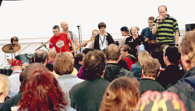 Die Tollhouse-Gang, eine Band von Bewohnern und Mitarbeitern der Behinderteneinrrichtung Lichtenstern, ist eine Institution beim Friedrichshof-Festival.Foto: Döttling