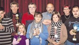 Stolz zeigen die Vereinsmeister ihre Pokale bei der Lokalschau. Verschiedene Rassen bei Kaninchen und Geflügel konnten sich die Besucher anschauen.Foto: Werner Stuber Stolz zeigen die Vereinsmeister ihre Pokale bei der Lokalschau. Verschiedene Rassen bei Kaninchen und Geflügel konnten sich die Besucher anschauen.Foto: Werner Stuber