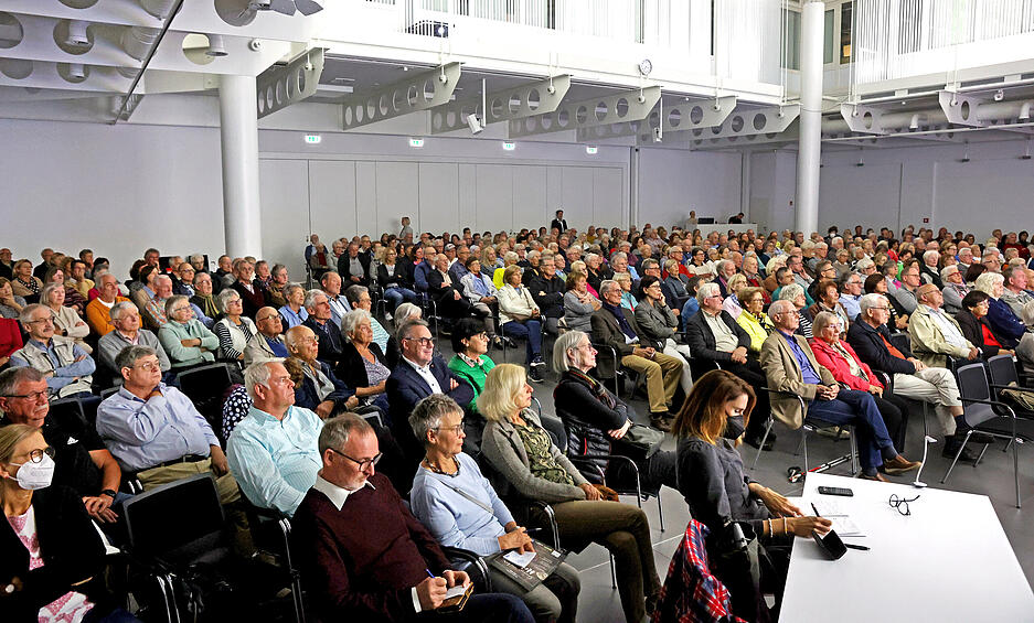 Zahlreiche Besucher lauschten unter der Pyramide der Kreissparkasse Heilbronn den Ausführungen von SLK-Klinikdirektor Harald Löffler. Zahlreiche Besucher lauschten unter der Pyramide der Kreissparkasse Heilbronn den Ausführungen von SLK-Klinikdirektor Harald Löffler.