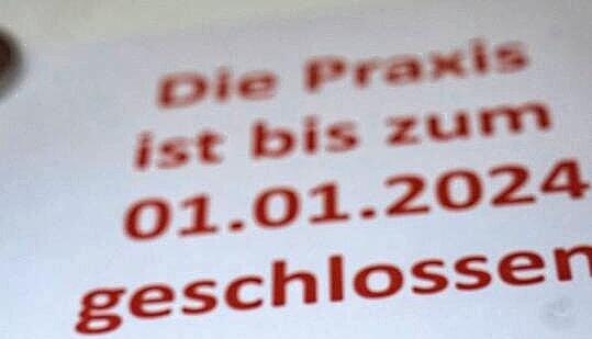 Viele Ärztinnen und Ärzte sind unzufrieden mit dem Bürokratie-Aufwand und der Finanzsituation und lassen vor dem Jahreswechsel ihre Praxen zu. Jetzt drohen weitere Schließungen, sollte es nicht zu einer Annäherung mit Gesundheitsminister Karl Lauterbach kommen. Viele Ärztinnen und Ärzte sind unzufrieden mit dem Bürokratie-Aufwand und der Finanzsituation und lassen vor dem Jahreswechsel ihre Praxen zu. Jetzt drohen weitere Schließungen, sollte es nicht zu einer Annäherung mit Gesundheitsminister Karl Lauterbach kommen.