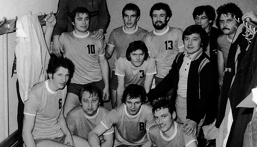 Michael Löbich (Bildmitte, Nummer drei) stieg in seiner ersten Saison bei den Aktiven 1976/1977 mit dem TSB Horkheim in die Regionalliga auf.