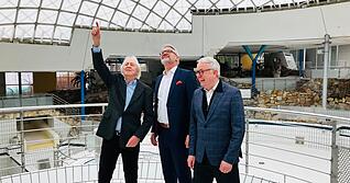Architekt Ulrich Bechler, Oberb&uuml;rgermeister Steffen Hertwig und der fr&uuml;here Neckarsulmer Baub&uuml;rgermeister Klaus Grabbe (von links) zeigen das Aquatoll.