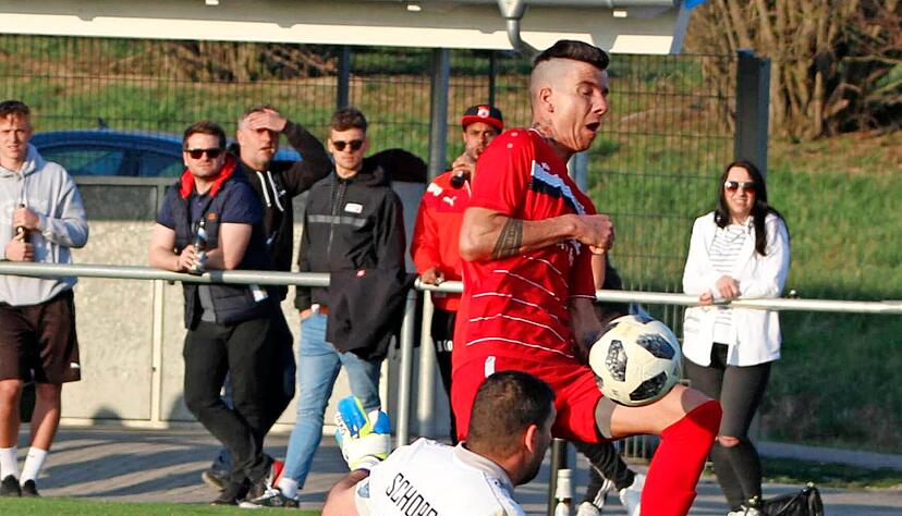 Gegen den KTSV Hößlinswart absolviert Denny Scholta (rechts) mit der TSG Öhringen das erste Pflichtspiel der Saison.
Foto: Marc Schmerbeck Gegen den KTSV Hößlinswart absolviert Denny Scholta (rechts) mit der TSG Öhringen das erste Pflichtspiel der Saison.
Foto: Marc Schmerbeck