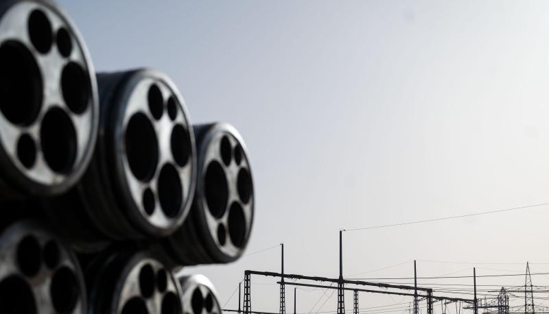 Tunnelvortriebsrohre auf einer Baustelle f&uuml;r eine geplante Stromautobahn.