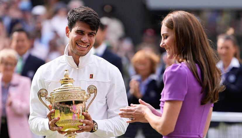 Carlos Alcaraz gewann nach den French Open auch Wimbledon und bekam den Siegerpokal von Prinzessin Kate. Carlos Alcaraz gewann nach den French Open auch Wimbledon und bekam den Siegerpokal von Prinzessin Kate.