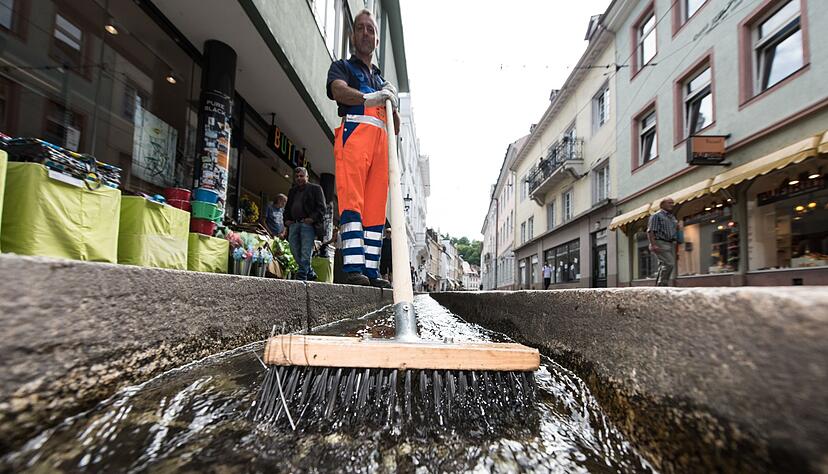 Putzen mit Tradition und was der Besen hergibt. (Archivbild)