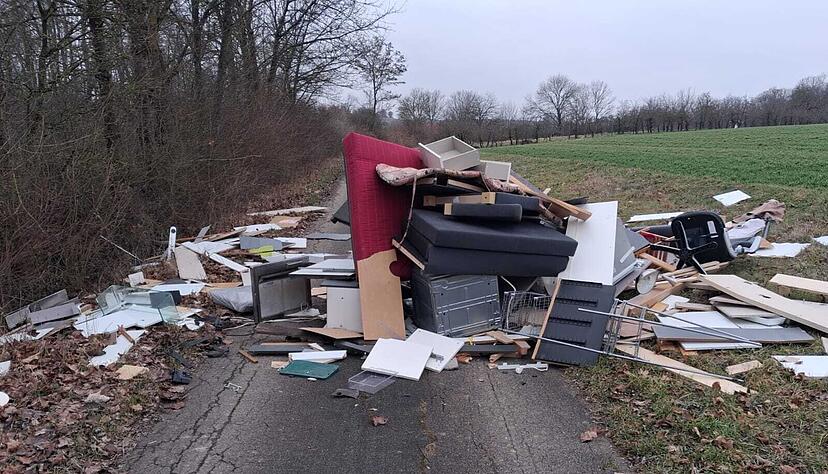 M&ouml;bel, Matratzen und ein Computer: In Leingarten wurde Sperrm&uuml;ll wild entsorgt.
