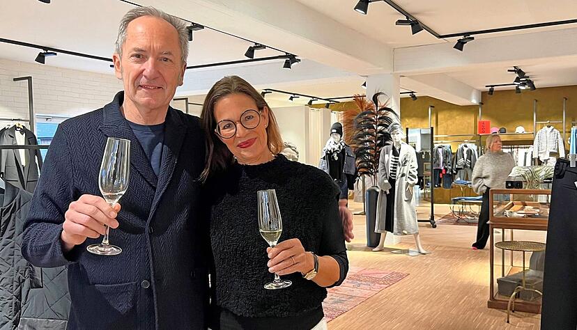 Frank und Karin Bauer haben am Donnerstagabend mit treuen Kundinnen und Kunden auf 100 Jahre Modehaus Bauer angesto&szlig;en.