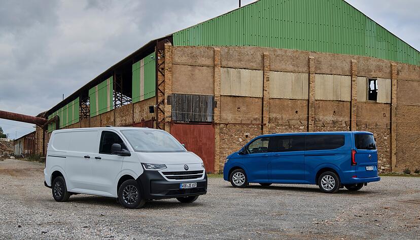 Volkswagen bietet den T7 unter anderem als Transporter (l) und Caravelle (r) an.