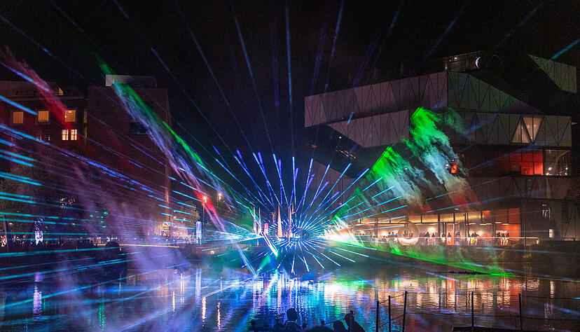 Beim Heilbronner Lichterfest werden vom 19. bis 21. Juni rund um den Neckar 100.000 Besucher erwartet. Der Auftakt am Donnerstag lockte Besucher mit spektakulärem Lichterglanz.
