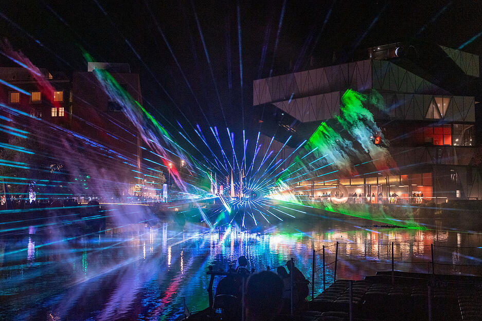 Beim Heilbronner Lichterfest werden vom 19. bis 21. Juni rund um den Neckar 100.000 Besucher erwartet. Der Auftakt am Donnerstag lockte Besucher mit spektakulärem Lichterglanz. Beim Heilbronner Lichterfest werden vom 19. bis 21. Juni rund um den Neckar 100.000 Besucher erwartet. Der Auftakt am Donnerstag lockte Besucher mit spektakulärem Lichterglanz.