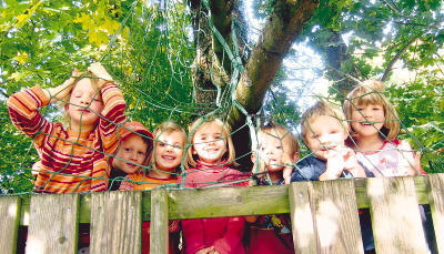 Im städtischen Kindergarten Ohrnberg ist Spaß haben kinderleicht: Die Kleinen spielen am liebsten im Freien wie hier im eigenen Baumhaus.
Fotos: Andreas Tschürtz Im städtischen Kindergarten Ohrnberg ist Spaß haben kinderleicht: Die Kleinen spielen am liebsten im Freien wie hier im eigenen Baumhaus.
Fotos: Andreas Tschürtz