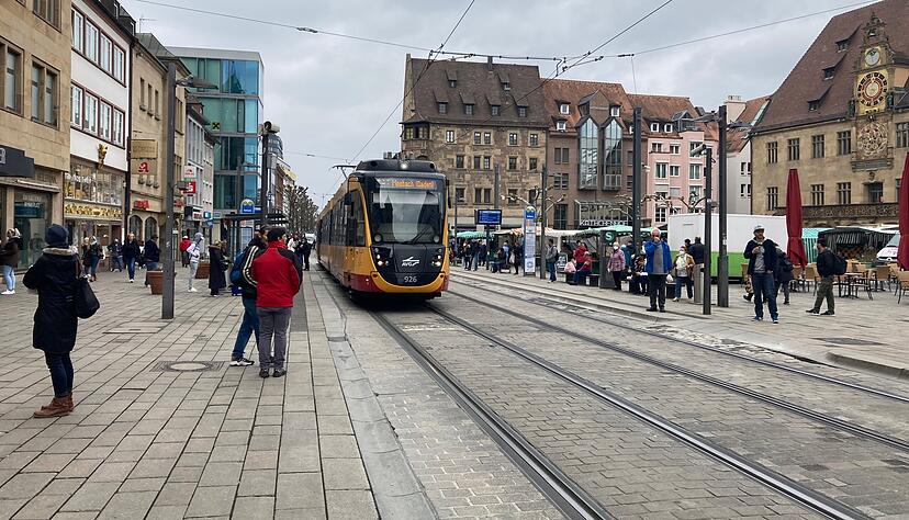Die Bus- und Stadtbahnhaltestellen haben sich als beliebter Treffpunkt etabliert. Beschäftigte in den Läden und Anwohner geben an, dass das Verhalten bestimmter Gruppen zu hässlichen Situationen führt.