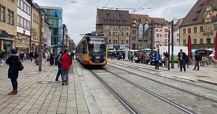 Die Bus- und Stadtbahnhaltestellen haben sich als beliebter Treffpunkt etabliert. Beschäftigte in den Läden und Anwohner geben an, dass das Verhalten bestimmter Gruppen zu hässlichen Situationen führt.
Foto: Heike Kinkopf