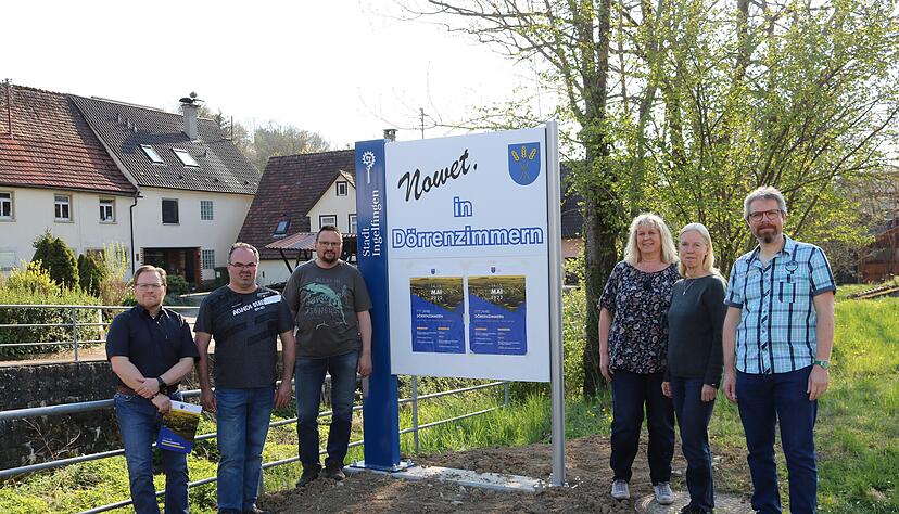 Der harte Kern des Organisationsteams f&uuml;r das gro&szlig;e Jubil&auml;umswochenende 777 Jahre D&ouml;rrenzimmern am neuen Dorfeingangsschild.