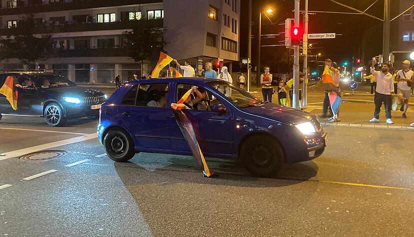 Nach dem Achtelfinal-Sieg gegen Dänemark wurde in Heilbronn kräftig gefeiert. Fans versammelten sich vor allem im Bereich rund ums K3. Nach dem Achtelfinal-Sieg gegen Dänemark wurde in Heilbronn kräftig gefeiert. Fans versammelten sich vor allem im Bereich rund ums K3.