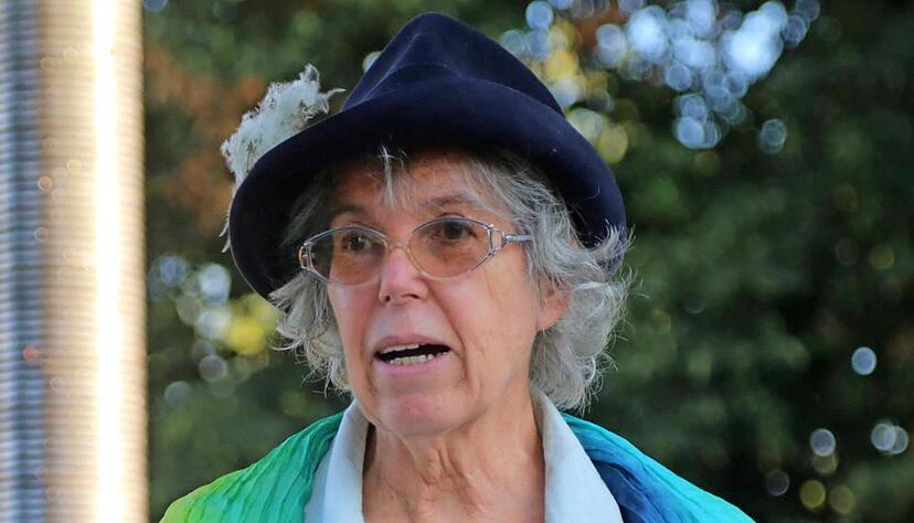 Ingrid Hagner führte zu Bäumen und Kräutern.Foto: Franz Theuer