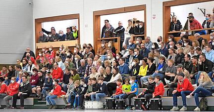 220 Zuschauern sahen am Sonntag den Drittliga-Handballerinnen der SG Schozach-Bottwartal zu. Obwohl in der Beilsteiner Langhanshalle keine Corona-Schutzmaßnahmen mehr galten, griffen einige weiter zur Maske.
Foto: Mario Berger