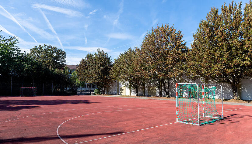 Ein Gedankenspiel: Das Kleinspielfeld beim Mönchsee-Gymnasium verschwindet, dafür entsteht hier eine neue Grundschule. Ein Gedankenspiel: Das Kleinspielfeld beim Mönchsee-Gymnasium verschwindet, dafür entsteht hier eine neue Grundschule.