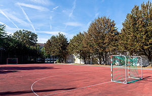 Ein Gedankenspiel: Das Kleinspielfeld beim Mönchsee-Gymnasium verschwindet, dafür entsteht hier eine neue Grundschule. Ein Gedankenspiel: Das Kleinspielfeld beim Mönchsee-Gymnasium verschwindet, dafür entsteht hier eine neue Grundschule.