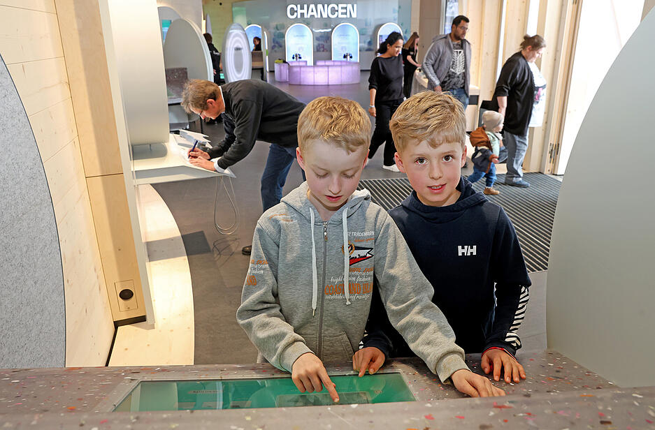 Besucher entdecken neuen KI-Pavillon der Experimenta Heilbronn