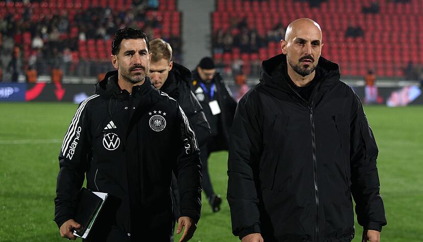 Trainer Antonio Di Salvo (r) musste lange auf die Führung warten.