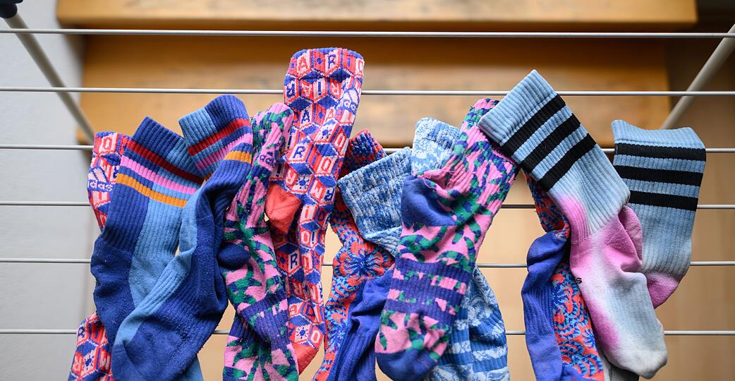 Gar nicht mal so frisch: Muffige Wäsche entsteht oft durch Restfeuchtigkeit. Textilien sollten immer vollständig getrocknet werden, bevor sie in den Schrank kommen.