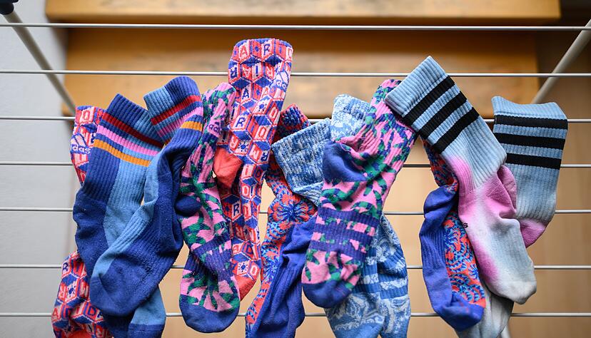 Gar nicht mal so frisch: Muffige Wäsche entsteht oft durch Restfeuchtigkeit. Textilien sollten immer vollständig getrocknet werden, bevor sie in den Schrank kommen.