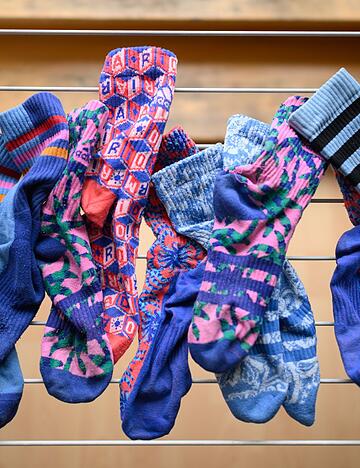 Gar nicht mal so frisch: Muffige Wäsche entsteht oft durch Restfeuchtigkeit. Textilien sollten immer vollständig getrocknet werden, bevor sie in den Schrank kommen.