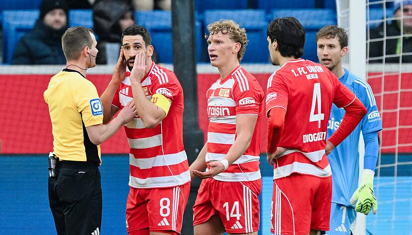 Union-Kapit&auml;n Rani Khedira (2.v.l.) : Best&uuml;rzt &uuml;ber den von Schiedsrichter Robin Braun gegebenen Elfer.